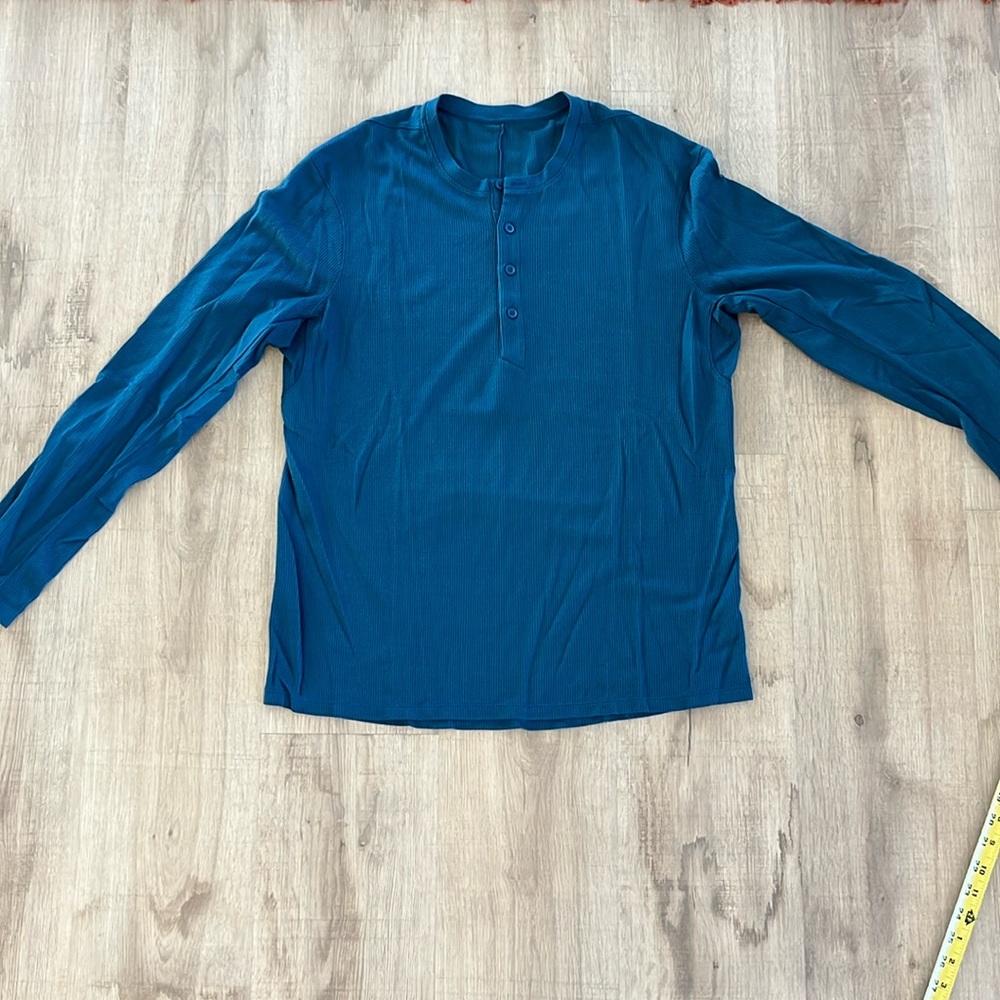 Men’s Lululemon Henley sz. Large